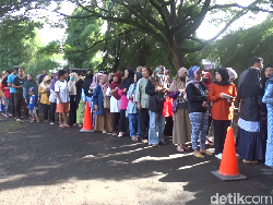 Emak-emak Serbu Taman Monju Bandung gegara Sembako Murah