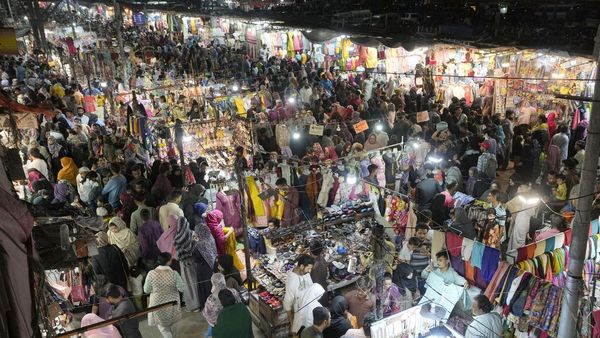 Warga Pakistan Serbu Pasar untuk Belanja Kebutuhan Lebaran