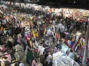 Warga Pakistan Serbu Pasar untuk Belanja Kebutuhan Lebaran