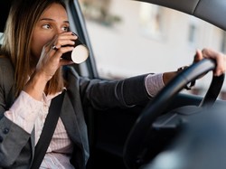 Dilema Minum Kopi Saat Berkendara Jarak Jauh, Pilih Beser atau Ngantuk?