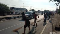 Potret Para Penyapu Koin di Jembatan Sewo Indramayu