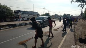 Potret Para Penyapu Koin di Jembatan Sewo Indramayu