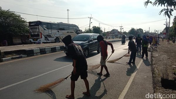 Potret Para Penyapu Koin di Jembatan Sewo Indramayu