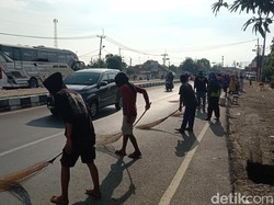 Maraknya Penyapu Koin di Jembatan Sewo Indramayu Jelang Lebaran