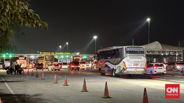 Antrean kendaraan para pemudik yang akan menuju ke arah Tol Trans Jawa mulai mengular di Gerbang Tol Cikampek Utama 1, Jumat (5/4).