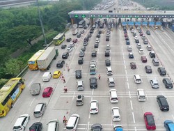 Gerbang Tol Cikatama Disesaki Pemudik