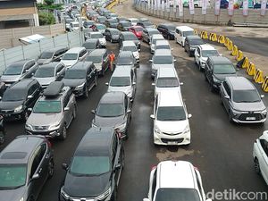 H-5 Lebaran, Antrean Mobil Pemudik Mengular di Pelabuhan Merak
