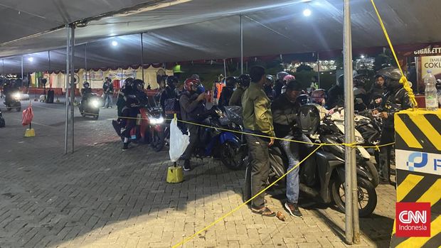 Antrean pemudik kendaraan roda dua yang hendak menyeberang ke Pelabuhan Bakauheni, Lampung via Pelabuhan Ciwandan, Banten pada Jumat (5/4) atau H-5 lebaran 2024 terpantau ramai lancar.