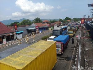 Sopir Truk Antre 5 Jam Menuju Pelabuhan Gilimanuk gegara Pembatasan Kendaraan