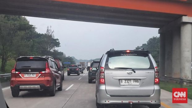 Arus lalu lintas di Tol Cipali terpantau padat merayap pada KM 95 +200 (pukul 15.51 WIB). Kendaraan melaju dengan kecepatan 30 km/jam dan sesekali berhenti selama beberapa detik. Lalu lintas sempat ramai lancar pada KM 97 (pukul 15.52 WIB) hingga KM 98 +400 (15.55) dengan laju 60-70 km/jam.