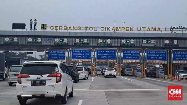 Arus lalu lintas di Tol Jakarta-Cikampek terpantau masih lancar pada H-5 Hari Raya Lebaran 2024 pada Jumat (5/4).