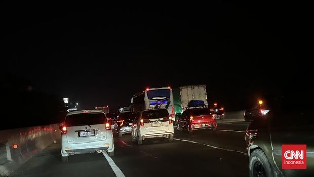 Suasana arus mudik di Tol Jakarta-Cikampek, Jumat (5/4) malam.