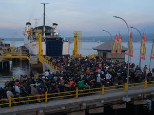 Potret Pelabuhan Gilimanuk Bali Penuh Pemudik