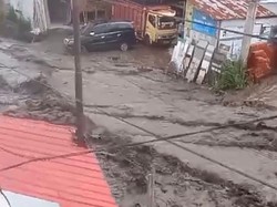 Banjir Lahar Dingin Terjang Kawasan Gunung Marapi Sore Ini