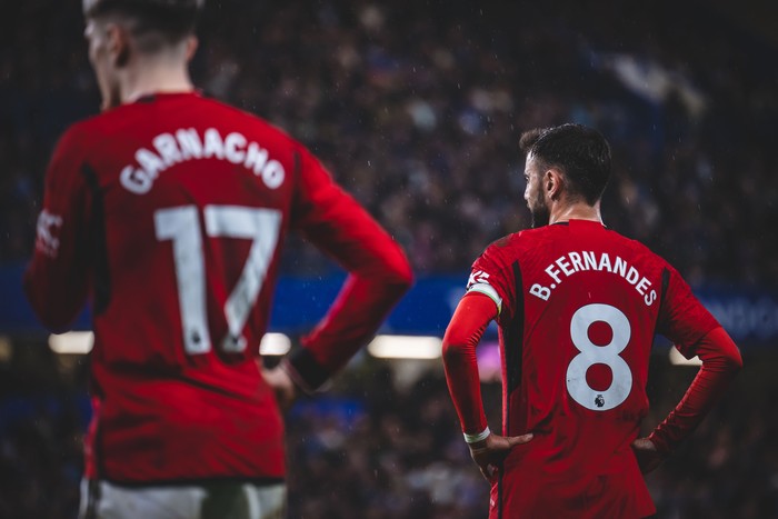 bruno fernandes alejandro garnacho manchester united chelsea vs manchester united liga inggris premier league LONDON, ENGLAND - APRIL 04: Bruno Fernandes of Manchester United in action during the Premier League match between Chelsea FC and Manchester United at Stamford Bridge on April 04, 2024 in London, England. (Photo by Ash Donelon/Manchester United via Getty Images)