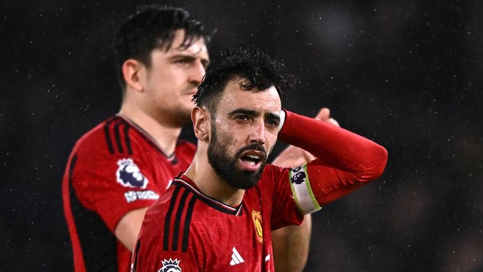 Soccer Football - Premier League - Chelsea v Manchester United - Stamford Bridge, London, Britain - April 4, 2024 Manchester Uniteds Bruno Fernandes looks dejected after the match REUTERS/Dylan Martinez NO USE WITH UNAUTHORIZED AUDIO, VIDEO, DATA, FIXTURE LISTS, CLUB/LEAGUE LOGOS OR LIVE SERVICES. ONLINE IN-MATCH USE LIMITED TO 45 IMAGES, NO VIDEO EMULATION. NO USE IN BETTING, GAMES OR SINGLE CLUB/LEAGUE/PLAYER PUBLICATIONS.