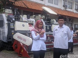 Bupati Demak Serahkan Bantuan Alat Pertanian ke Korban Banjir Senilai Rp 10 M Bupati Demak Serahkan Bantuan Alat Pertanian ke Korban Banjir Senilai Rp 10 M