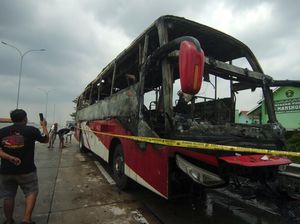 Bus Terbakar di Gerbang Tol Tegal