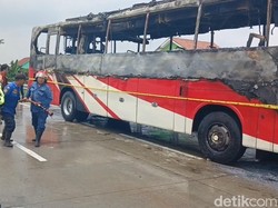 Bus PO Agra Mas Terbakar Saat Diderek Keluar Tol Adiwerna Tegal