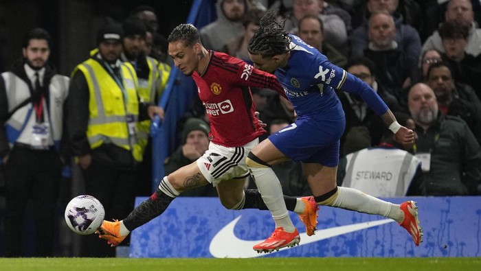 Manchester Uniteds Antony, left, is challenged by Chelseas Malo Gusto during the English Premier League soccer match between Chelsea and Manchester United at Stamford Bridge in London, Thursday, April 4, 2024. (AP Photo/Kin Cheung)