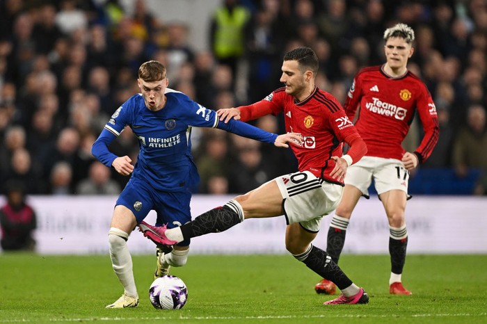 LONDON, ENGLAND - APRIL 04: Cole Palmer of Chelsea runs with the ball whilst under pressure from Diogo Dalot of Manchester United during the Premier League match between Chelsea FC and Manchester United at Stamford Bridge on April 04, 2024 in London, England. (Photo by Mike Hewitt/Getty Images) (Photo by Mike Hewitt/Getty Images)