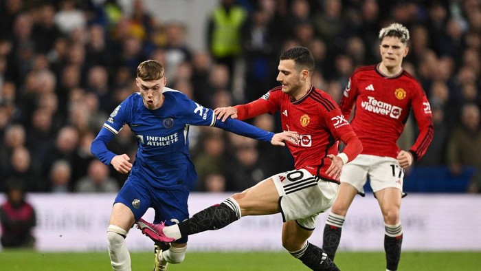LONDON, ENGLAND - APRIL 04: Cole Palmer of Chelsea runs with the ball whilst under pressure from Diogo Dalot of Manchester United during the Premier League match between Chelsea FC and Manchester United at Stamford Bridge on April 04, 2024 in London, England. (Photo by Mike Hewitt/Getty Images) (Photo by Mike Hewitt/Getty Images)