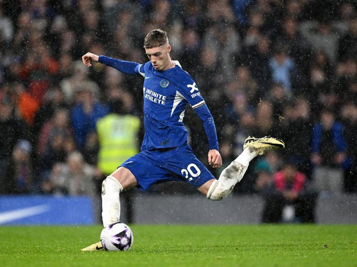 LONDON, ENGLAND - APRIL 04: Cole Palmer of Chelsea scores his teams third goal from a penalty kick during the Premier League match between Chelsea FC and Manchester United at Stamford Bridge on April 04, 2024 in London, England. (Photo by Shaun Botterill/Getty Images) (Photo by Shaun Botterill/Getty Images)