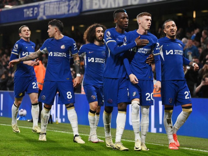 LONDON, ENGLAND - APRIL 04: Cole Palmer of Chelsea celebrates scoring his teams first goal from a penalty kick with teammates Nicolas Jackson and Malo Gusto during the Premier League match between Chelsea FC and Manchester United at Stamford Bridge on April 04, 2024 in London, England. (Photo by Mike Hewitt/Getty Images) (Photo by Mike Hewitt/Getty Images)