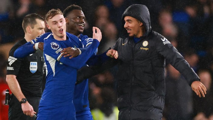 LONDON, ENGLAND - APRIL 4: Cole Palmer of Chelsea celebrates scoring the fourth goal with Benoit Badiashile and Malo Gusto of Chelsea during the Premier League match between Chelsea FC and Manchester United at Stamford Bridge on April 4, 2024 in London, England.(Photo by Marc Atkins/Getty Images)