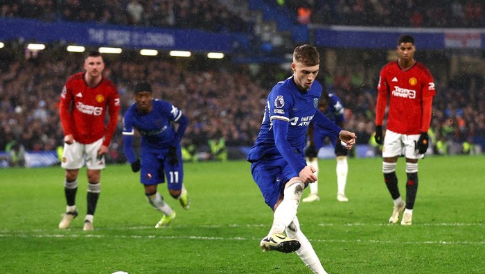 Soccer Football - Premier League - Chelsea v Manchester United - Stamford Bridge, London, Britain - April 4, 2024 Chelseas Cole Palmer scores their third goal from the penalty spot Action Images via Reuters/Matthew Childs NO USE WITH UNAUTHORIZED AUDIO, VIDEO, DATA, FIXTURE LISTS, CLUB/LEAGUE LOGOS OR LIVE SERVICES. ONLINE IN-MATCH USE LIMITED TO 45 IMAGES, NO VIDEO EMULATION. NO USE IN BETTING, GAMES OR SINGLE CLUB/LEAGUE/PLAYER PUBLICATIONS.