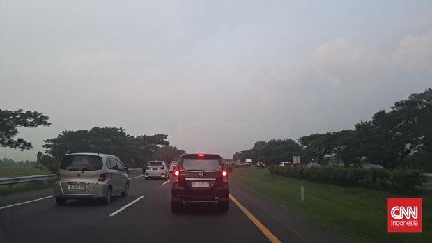 Tol Cipali arah Jawa buka contraflow sebanyak 1 lajur dari KM 162 +800. Sehingga, ada total 3 ruas jalur yang beroperasi untuk kendaraan ke arah Jawa.