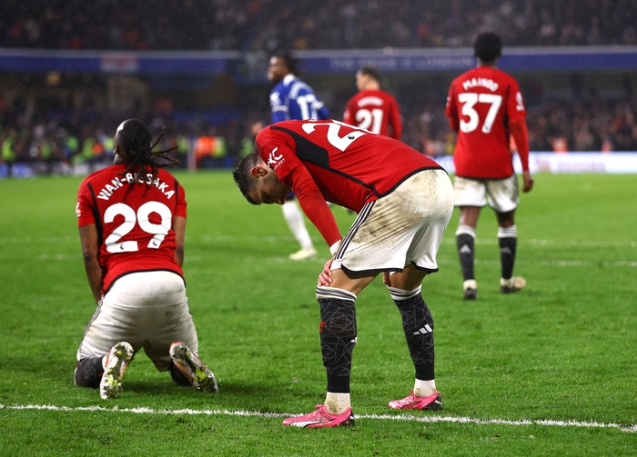 Soccer Football - Premier League - Chelsea v Manchester United - Stamford Bridge, London, Britain - April 4, 2024 Manchester Uniteds Diogo Dalot looks dejected after Chelseas Cole Palmer scores their fourth goal Action Images via Reuters/Matthew Childs NO USE WITH UNAUTHORIZED AUDIO, VIDEO, DATA, FIXTURE LISTS, CLUB/LEAGUE LOGOS OR LIVE SERVICES. ONLINE IN-MATCH USE LIMITED TO 45 IMAGES, NO VIDEO EMULATION. NO USE IN BETTING, GAMES OR SINGLE CLUB/LEAGUE/PLAYER PUBLICATIONS.