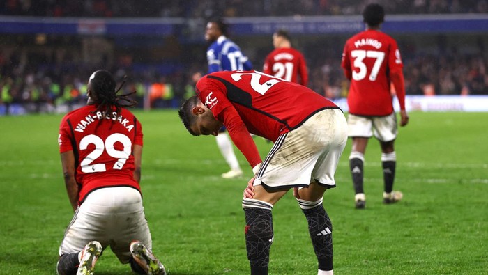 Soccer Football - Premier League - Chelsea v Manchester United - Stamford Bridge, London, Britain - April 4, 2024 Manchester Uniteds Diogo Dalot looks dejected after Chelseas Cole Palmer scores their fourth goal Action Images via Reuters/Matthew Childs NO USE WITH UNAUTHORIZED AUDIO, VIDEO, DATA, FIXTURE LISTS, CLUB/LEAGUE LOGOS OR LIVE SERVICES. ONLINE IN-MATCH USE LIMITED TO 45 IMAGES, NO VIDEO EMULATION. NO USE IN BETTING, GAMES OR SINGLE CLUB/LEAGUE/PLAYER PUBLICATIONS.