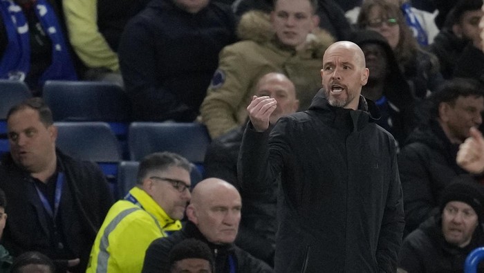 Manchester Uniteds head coach Erik ten Hag gives instructions from the side line during the English Premier League soccer match between Chelsea and Manchester United at Stamford Bridge in London, Thursday, April 4, 2024. (AP Photo/Kin Cheung)