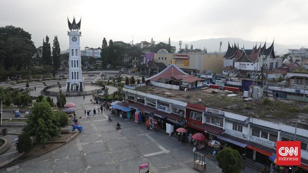 Bukittinggi dan Keniscayaan Jam Gadang Jadi Latar Foto