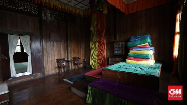 Tampak luar dan dalam rumah limas atau rumah bari khas Palembang milik alm. Bajumi Wahab yang berada di kawasan Mayor Ruslan, Palembang. Rumah Limas Bari yang didirikan oleh keluarga H.Bayumi ini sangat direkomendasikan sebagai tempat wisata karena mengandung banyak makna filosofis yang terdapat di setiap bangunan rumahnya. CNN Indonesia/Safir Makki