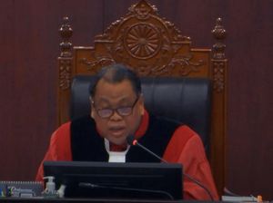 Guyon Hakim Arief Hidayat Gagal Bersin di Sidang MK: Kertasnya Ada Virusnya Guyon Hakim Arief Hidayat Gagal Bersin di Sidang MK: Kertasnya Ada Virusnya