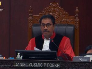 Hakim MK: Apa Menko PMK, Menko Ekonomi, dan Presiden Boleh Bagi Bansos?