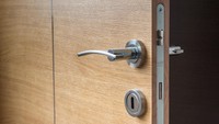 Pintu Rumah Bergerak Sendiri Saat Malam Hari? Bisa Jadi Karena Hal Ini