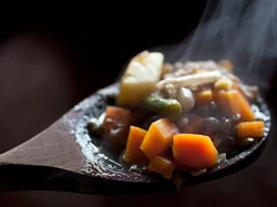 Ini Alasan Meniup Makanan Hukumnya Makruh dalam Islam