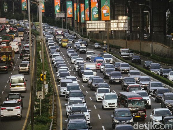 Jelang Cuti Bersama, Lalin Lebak Bulus Macet Sore Ini