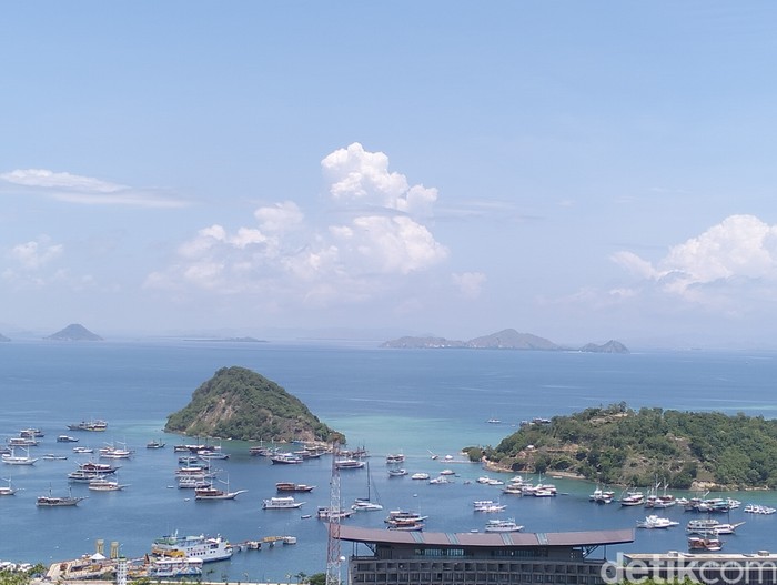 Kapal Wisata Kapal rekreasi di perairan Labuan Bajo.