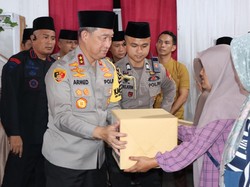 Polda Bengkulu Bagikan 1.000 Paket Sembako untuk Masyarakat Kurang Mampu