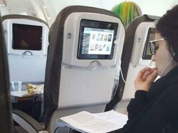 Wanita Diberi Kertas Misterius Berisi Uang 100 Dolar dalam Penerbangan