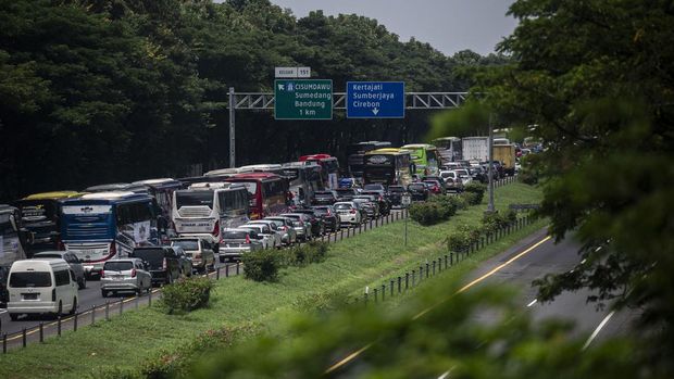 Kendaraan pemudik terjebak kemacetan di Tol Cikopo-Palimanan (Cipali) KM KM 150, Mekarjaya, Jawa Barat, Jumat (5/4/2024). Pada H-5 Lebaran 2024 arus lalu lintas di Tol Trans Jawa itu mulai terjadi kepadatan volume kendaaraan yang melintas. ANTARA FOTO/Aprillio Akbar