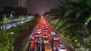 Potret Kepadatan Arus Lalin Surabaya Jelang Akhir Pekan