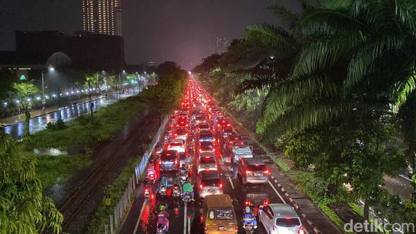 Potret Kepadatan Arus Lalin Surabaya Jelang Akhir Pekan