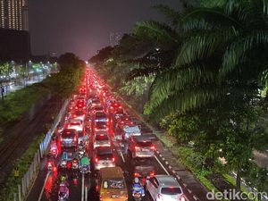 Potret Kepadatan Arus Lalin Surabaya Jelang Akhir Pekan Potret Kepadatan Arus Lalin Surabaya Jelang Akhir Pekan