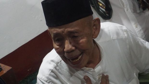 Pemimpin Jamaah Masjid Aolia, Raden Ibnu Hajar Pranolo alias Mbah Benu menyebut dirinya adalah penganut Tarekat Syattariyah.