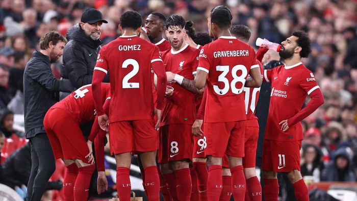 LIVERPOOL, ENGLAND - APRIL 4: Liverpool players take an arranged break for Ramadan during the Premier League match between Liverpool FC and Sheffield United at Anfield on April 4, 2024 in Liverpool, England.(Photo by Daniel Chesterton/Offside/Offside via Getty Images)